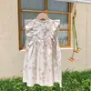 Vestido fruncido floral vintage estilo francés para niñas, nuevo modelo de verano 2026, sin mangas, cuello redondo, elegante vestido infantil, moderno