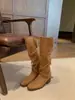 Entrega em estoque de novas botas femininas longas para 2026, com 7cm de aumento de altura, tiras cruzadas, saltos grossos e botas de montaria de salto alto.