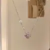 Colar Doce Flor de Trevo Azul e Rosa para Mulheres 2025 Novo Estilo Simples Luxo Leve Nicho Design Acessório de Corrente de Clavícula de Alta Qualidade