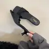 Zapatos de tacón alto con punta cuadrada, bordados de encaje sexy estilo coreano para mujer, estilo elegante de socialité, tacón fino, punta abierta, sandalias de tacón de gato de una sola tira