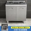 En general, el mueble de cocina está hecho completamente de acero inoxidable, con una estufa integrada simple y un gabinete de almacenamiento para tazones y platos, adecuado para hogares de tamaño pequeño.