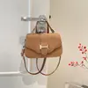 Bolso Cuadrado Pequeño Retro Francés de Alto Valor para Mujer 2026 Nuevo Estilo Otoño Correa de Cuero de Lujo Ligero Bolso de Hombro Versátil Bolso Cruzado