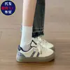 Zapatillas blancas de moda para mujer, versátiles para looks casuales y deportivos, nueva colección otoño 2026, diseño elegante y atractivo