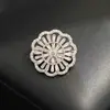 Nova Broche Exquisito de Coroa de Flores Giratória de Alto Padrão, Pequeno e Versátil Pin Floral Nicho Dourado e Prateado Vazado, Pin de Lapela