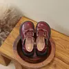 Novos Sapatos Individuais Retrô para Meninas Primavera/Outono 2026 Sapatos de Couro Versáteis para Bebês Sapatos de Princesa para Crianças Pequenas Sola Macia Sapatos Loafer Antiderrapantes