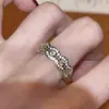 Impresionante anillo de diamantes vintage, diseño de nicho retro exquisito de lujo ligero con un toque de alta gama y artesanía intrincada