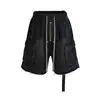 Shorts Jeans Cargo Retrô Americano High Street com Zíper, Barra Desfiada, Bolso Lateral, Lavagem Desgastada, Detalhe de Fita, Corte Solto