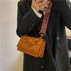 Casual Bag Feminina Outono 2022 Nova moda moda Internet Popular ombro pequeno quadrado Bag simples ins Wide Band Crossbody Bag