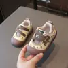 Novos sapatos de caminhada para bebês com biqueira fechada, sapatos infantis de outono, sapatos macios e antiderrapantes para bebês que estão aprendendo a andar, sapatos de praia infantis, sapatos esportivos