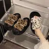 Novas Pantufas de Pelo Cruzadas Estampa de Leopardo para Mulheres, Versáteis para Uso Interno/Externo, Sola Grossa, Abertas na Ponta, Antiderrapantes, Pantufas de Algodão Peludo para Outono/Inverno