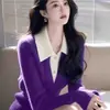 Estilo elegante e maduro, com gola, suéter de tricô roxo color block, nova coleção de outono, caimento justo, modelador, blusa de manga longa casual e sofisticada para mulheres