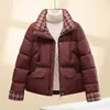 Moderna Chaqueta de Algodón con Cuello Alto y Patchwork a Cuadros para Mujer 2026 Invierno Elegante Adelgazante Petite Tallas Grandes Gruesa Cálida Chaqueta Acolchada de Algodón Ropa de Abrigo