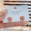 Nicho francês Design Sense Black Camellia Ear Studs Moda prata Pin brincos requintado doce pequena joia de orelha para as mulheres