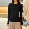 Camiseta base branca slim de manga longa para mulheres, adequada para primavera, outono e inverno, com um design básico que afina a cintura, top T-shirt de nicho e versátil