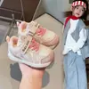 Outono/Inverno 2026 Novos Sapatos para Bebês e Crianças Pequenas Caminharem Sola Macia Antiderrapante Unissex Sapatos Esportivos para Bebês Superfície de Couro Funcional