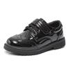 Un par de zapatos Oxford de cuero estilo inglés para niños, materiales de cuero mate y charol, actividades escolares, fabricantes de compras grupales d do