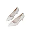 Zapatos de tacón alto de cuero suave para mujer, impresionante nuevo diseño 2025, punta fina, cómodos para los pies, tacón delgado, adecuados para faldas, zapatos de vestir profesionales a la moda