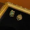 Pendientes de Nicho con Incrustaciones de Múltiples Garras, Diseño de Piedra Natural Verde y Baño de Bronce Antiguo Estilo Occidental con Oro Vintage de 18 Quilates
