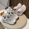 Tênis esportivos infantis 2026 primavera novos sapatos casuais para meninas sapatos de corrida anti-impacto sapatos respiráveis para meninos para atividades ao ar livre e caminhada