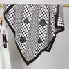 Al por mayor en stock Bufanda Cuadrada de Sarga de 90 cm Nuevo Estilo 2025 Bufanda Cuadrada de Sarga Estampada Sencilla y a la Moda