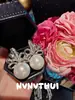 Set de Banquete de Joyería Pendientes de perla blanco roto con forma de cinta incrustados con diamantes Colgantes de oreja de perla de concha de girasol con detalles de diamante