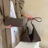 Bolso tote tejido texturizado para mujer, nuevo modelo 2026, bolso de hombro de nicho de lujo ligero de alta gama, bolso de mano simple y elegante para el día a día