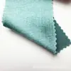 Tejido de satén elástico, grueso y brillante con una caída suave, que presenta un efecto reluciente de seda artificial, adecuado para disfraces de baile y ropa formal.
