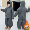 Conjunto de Sudadera de Forro Polar de Invierno para Niños 2025 Nuevo Estilo Coreano Conjunto Deportivo de Dos Piezas para Niños Pequeños y Medianos Ropa de Moda para Niños