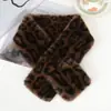 Cachecol Versátil com Estampa de Impressão Transfronteiriça Estilo Europeu e Americano para Inverno, Pele Sintética Estampada de Leopardo para Mulheres, Aquecedor de Pescoço Cruzado de Alta Qualidade para Outono e Inverno