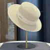 Sombrero de Paja de Ala Plana Estilo Francés Lujo Ligero para Mujer, Elegante Sombrero de Sol con Protección UV para Primavera y Verano, Versátil para Vacaciones en la Playa, Hace que la Cara Parezca Más Pequeña