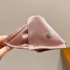 Clip de tiburón de satén de etiqueta dorada de lujo para mujer 2026 Herramienta de peinado de alta gama Pinza para el pelo elegante Accesorio para el cabello