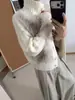 Nova coleção outono e inverno: cardigan de tricô com pontos variados, felpudo e com gola alta, apresentando um design solto e estiloso, criando um suéter-casaco sofisticado e elegante para mulheres