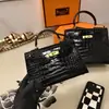 Bolsa Kelly Estilo Crocodilo Retrô Europeia e Americana, Bolsa Feminina de Ombro Único Transversal de Alta Qualidade, Bolsa de Mão da Moda Leve de Luxo para Mulheres Venda por Atacado