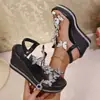 Sandalias de Suela Gruesa de Comercio Exterior para Mujer 2025 Verano Nuevo Estilo Talla Grande Moda Tacón de Cuña Flor Pedrería Hada Sandalias de Playa
