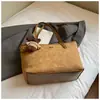 Bolsa Retro Embossada da Moda 2025 Nova Bolsa de Ombro Feminina Grande Capacidade para o Dia a Dia Bolsa Tote de Mão de Alta Qualidade