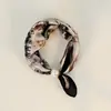 Bufanda Pequeña de Seda Estilo Nuevo con Hebilla Magnética Perezosa y Tacto de Alta Gama, Cadena de Perlas para Clavícula para Mujer, Bufanda Pequeña con Elemento de Carruaje de Lunares Paisley