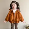 Casaco Trench Coat para Meninas para Primavera e Outono 2026 Novo Estilo Coreano Jaqueta Infantil Roupa de Outono Top Estiloso com Capuz para Bebês