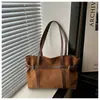 Bolsa de Hombro Cruzada Europea Retro Casual de Gran Capacidad 2026 Terciopelo Nuevo Estilo para Viajar Diariamente Simple de Hombro o de Mano