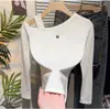 Camiseta de manga larga para mujer con cuello asimétrico, corte ajustado, base negra para primavera y otoño, un top de alta gama, deslumbrantemente hermoso