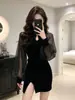 Nuevo Vestido Cheongsam de Terciopelo Rojo Estilo Chino para Mujer, con Mangas Largas de Malla Transparente, Cintura Entallada, Diseño Plisado, Ajustado a la Cadera, Abertura, Falda Corta para Figuras Pequeñas
