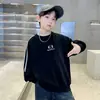 Tamanhos Médio e Grande para Meninos 2026 Novo Tendência Legal Manga Patchwork Listrada Gola Redonda Estampa de Letra Moletom Outono Casual Bonito Fashion