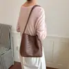 Bolso de axila de textura retro de alta gama para mujer 2026 bolso tote casual tipo cesta bolso tejido versátil de un solo hombro moderno