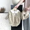 Ropa de Bebé Ropa de Otoño Suéter de Punto Ins Monos a Juego Estilo Occidental Chaqueta Cárdigan con Bola de Pelo Conjunto de Dos Piezas Estilo Coreano