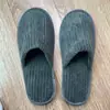 Pantuflas desechables de hotel B&B hotel especial forro polar coral engrosado antideslizante base incrustada otoño e invierno viaje doméstico venta al por mayor