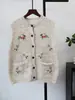 Colete Tricot Floral Bordado Vintage Gola Redonda 2026 Outono/Inverno Novo Sem Mangas Camada Estilo Suave Colete Suéter para Mulheres
