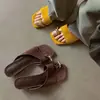 Sandálias slip-on simples, de alta qualidade, estilosas e confortáveis para mulheres, novo estilo coreano 2026, sandálias casuais slip-on com fivela de metal retrô