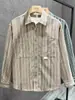 Camisa de moda otoño e invierno para hombre, estilo Hong Kong, a rayas, corte holgado, camisa versátil retro de manga larga para hombres jóvenes