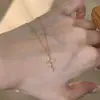 Popular y deslumbrante collar de ballet con forma de cruz de Xiaohongshu con diseño de ojo de diamante, que exuda un encanto suave y elegante, perfecto para el uso diario y un estilo versátil como cadena para la clavícula
