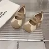 Sapatos de Bebê Menina Criança 2025 Outono Novo Estilo Coreano Princesa Solado Macio Bico Redondo Sapatos de Couro Pequenos Tênis Infantis Estilo Trendy