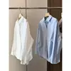 ¡100% algodón! Confeccionada expertamente con cintura plisada, esta camisa lisa de manga larga y corte holgado para mujer es estilizada y versátil.